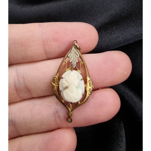 Antique Victorian Cameo Pendant With Intricate Frame And Leaf Detail - Picture 3 of 5